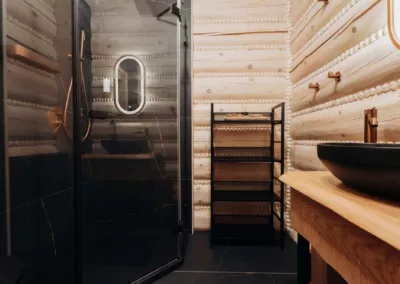 SPACowka - black bathroom